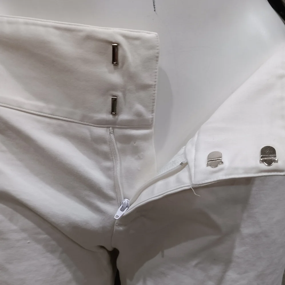 Gianni Bini Modern Fit Shorts Women’s White Mid Rise Casual Sz 12 Cotton Stretch - Picture 5 of 11